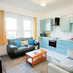 a-new-flat4-adults20-mins-to-beachnetflixwifi.bournemouth-hotels.org/