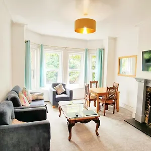 b-new-flat4-adults20-mins-to-beachnetflixwifi.bournemouth-hotels.org/